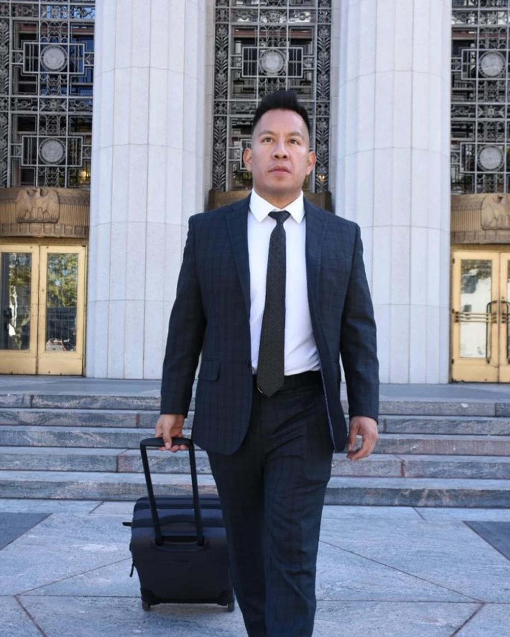 Oscar A. Ischiu walking outside a courthouse